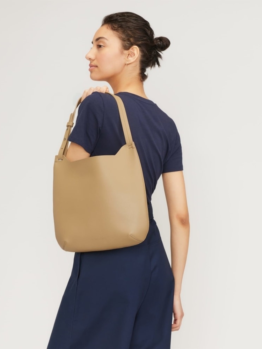 Everlane The Cactus Leather Hobo Tan Minimalist Effortless